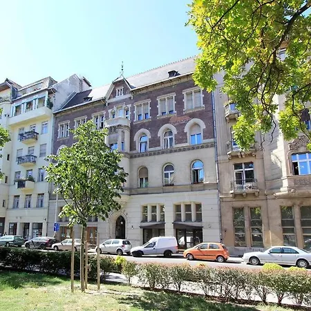 Venus - The Actor's Den Apartment *