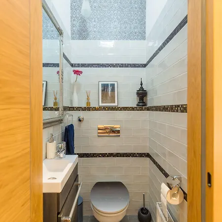 Venus - The Actor's Den *